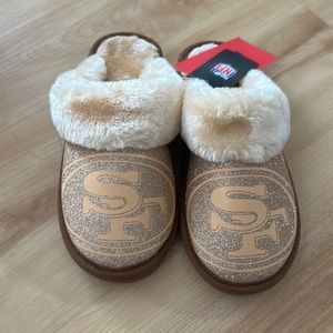 ** BRAND NEW ** San Francisco 49ers FOCO fuzzy slippers